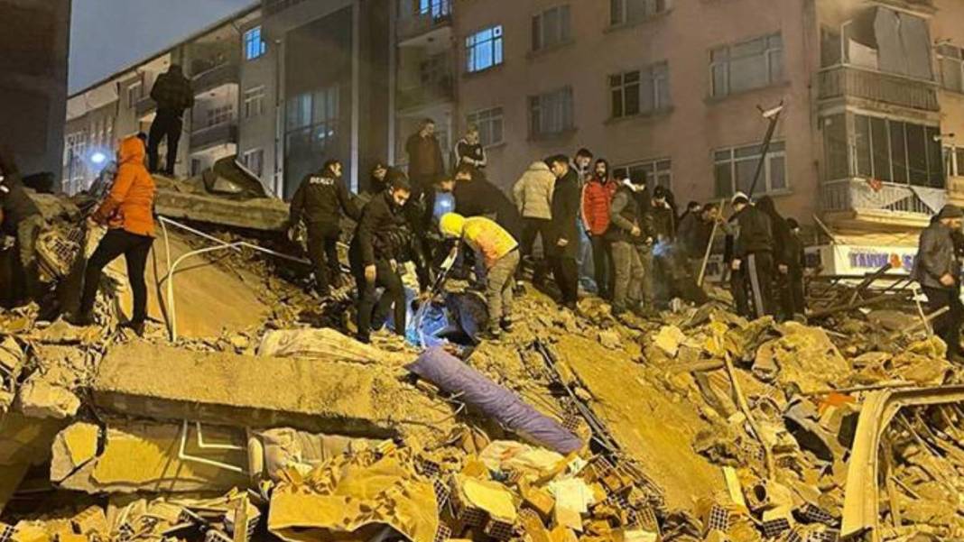 Koca şehir yerle bir oldu! Ekiplerin ulaşamadığı mahalleden gelen görüntü dehşet verici: Saatlerce göçük altında... 6